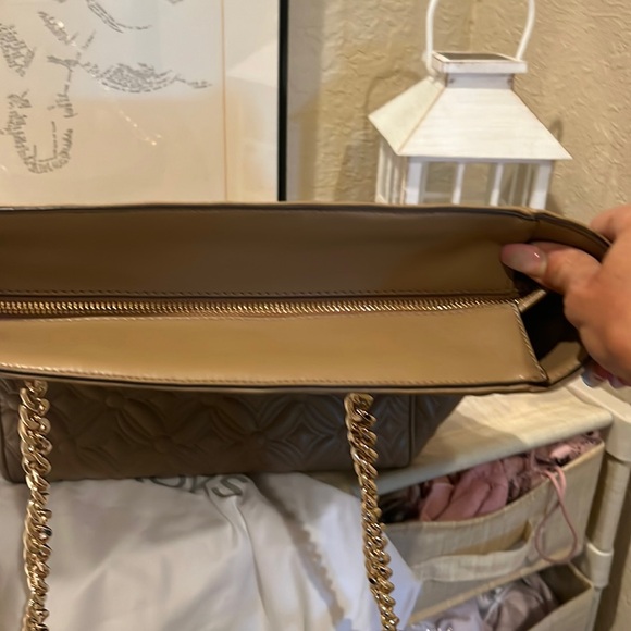 Michael Kors quilted Large Blaire North/South Chain Tote in beige - Picture 11 of 14